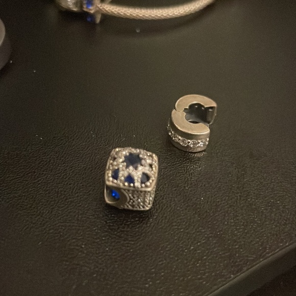 Pandora bracelet with 3 charms 2 clips and 2 separators - Picture 4 of 11